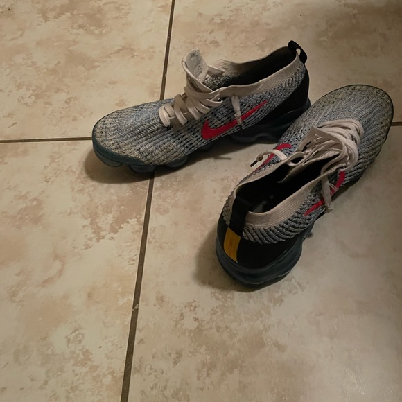 Nike running shoe - Picture 2 of 3